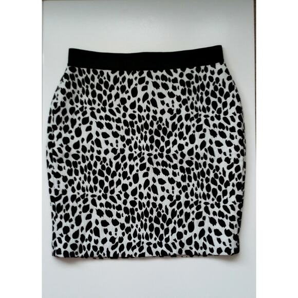 Ann Taylor Dalmatian Pencil Skirt - Size 4 - NWT - Picture 3 of 4